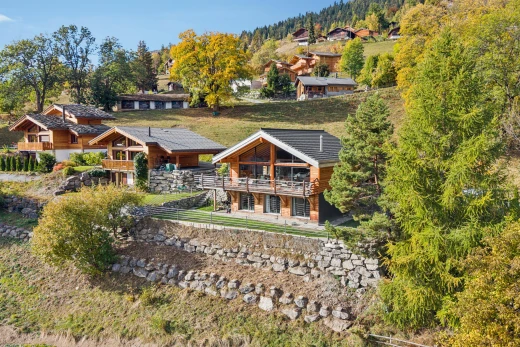 façade avec property visible, drone view, et day time