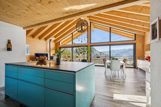 cuisine avec vue sur la montagne, mountain view, high end ceiling, poêle à bois, et plafond voûté