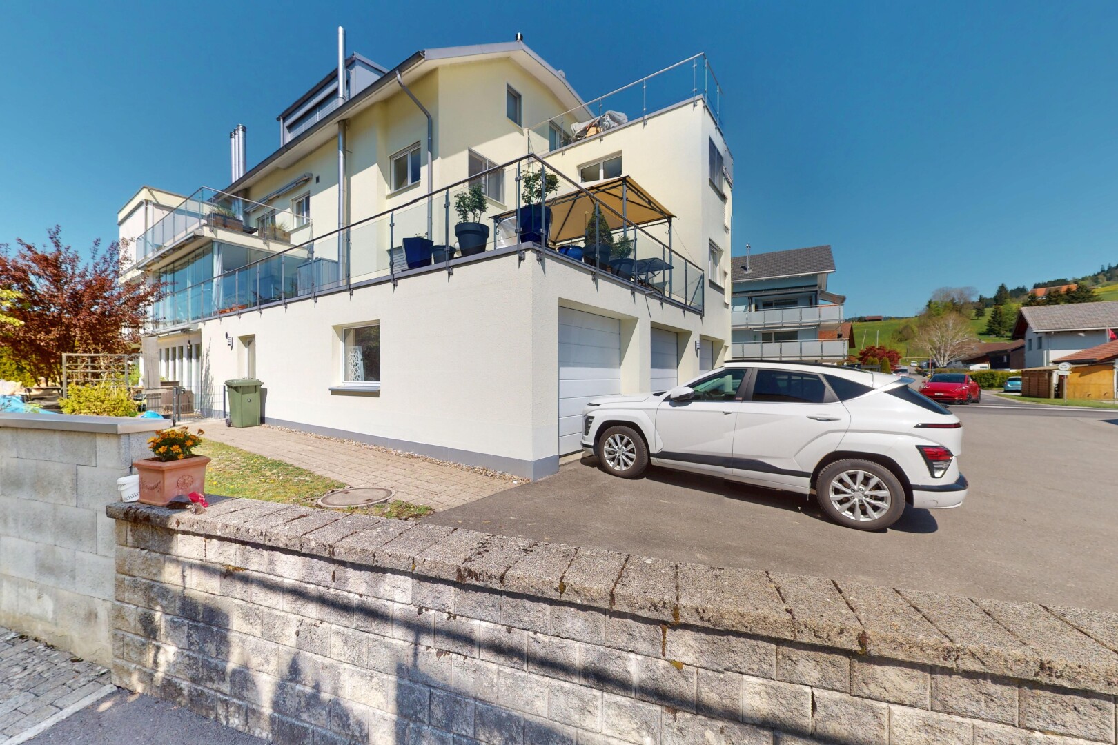 äußeresraum mit eingebaute garage