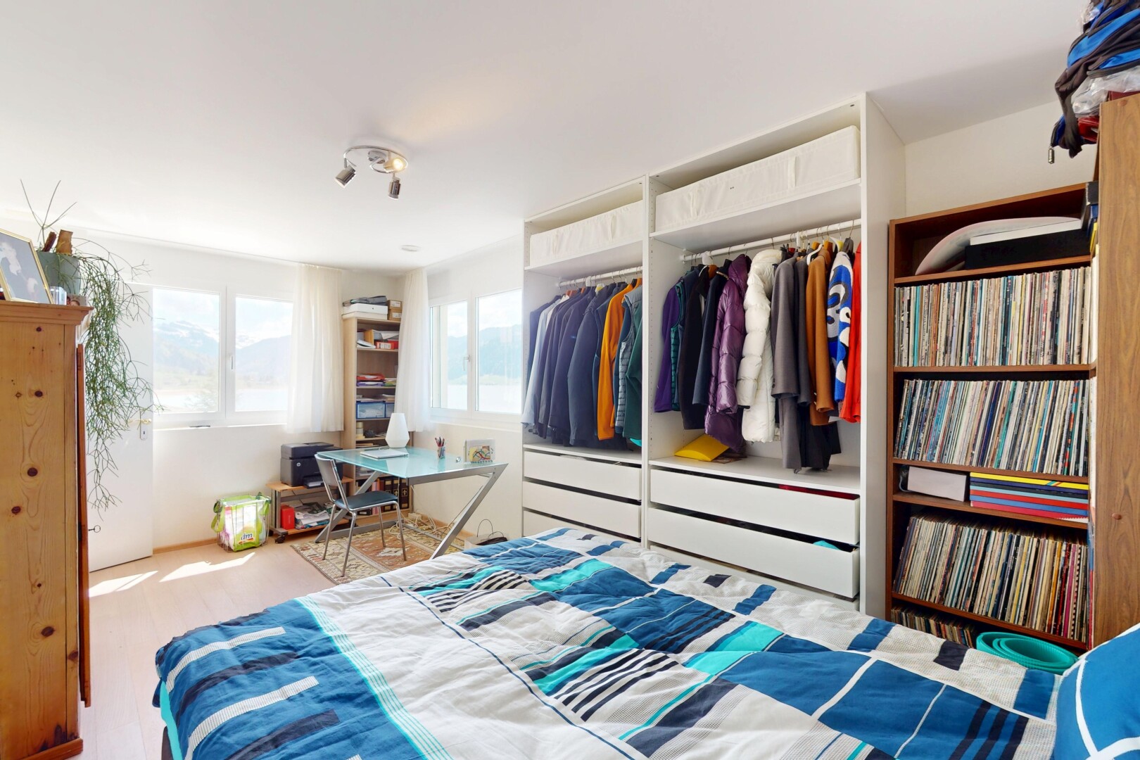 zimmer / schlafzimmer mit gipskartonwand und natürliches licht