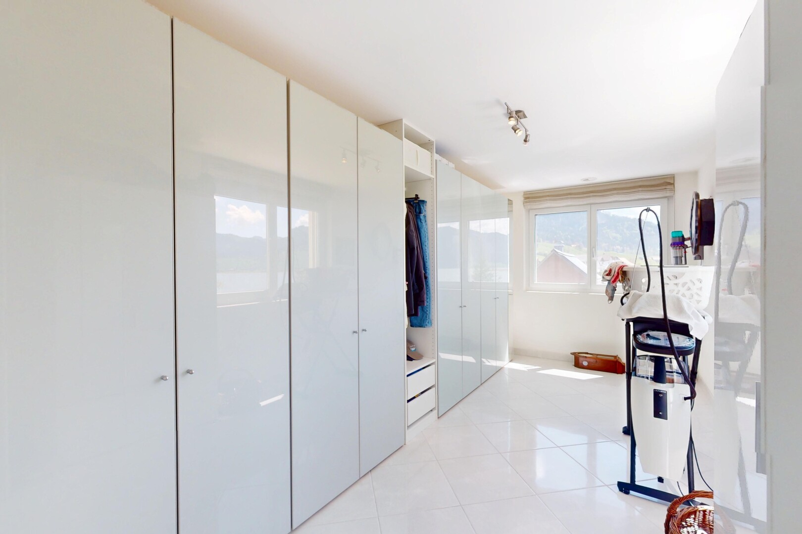 zimmer / schlafzimmer mit natürliches licht, gipskartonwand, und fliesenboden