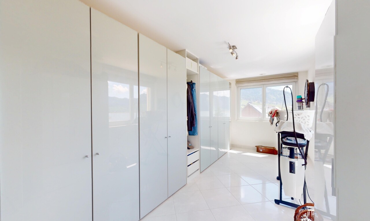 zimmer / schlafzimmer mit natürliches licht, gipskartonwand, und fliesenboden