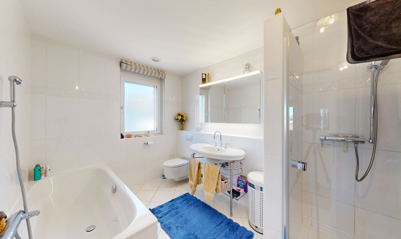 bad mit komplettes badezimmer, natürliches licht, spiegel, toilette, und dusche