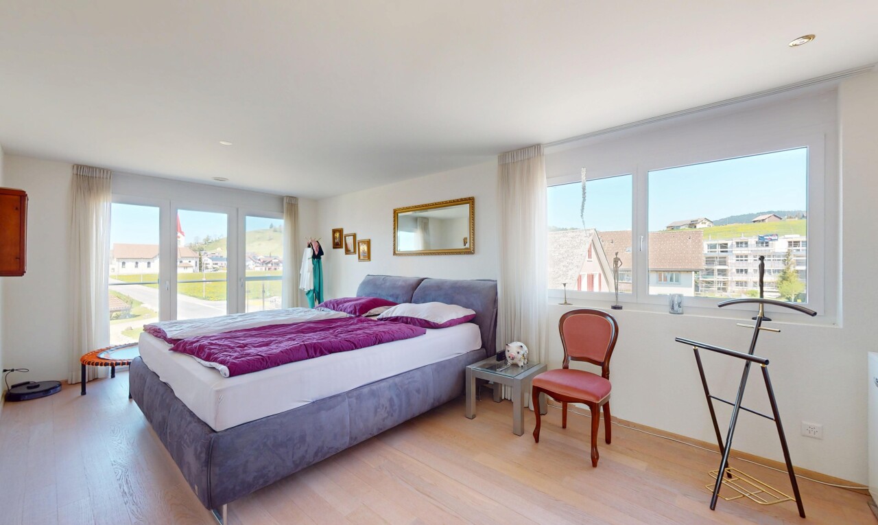 zimmer / schlafzimmer mit holzfußboden, gipskartonwand, und natürliches licht