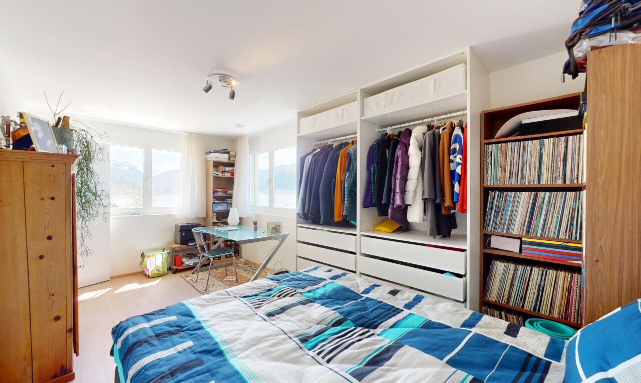 zimmer / schlafzimmer mit gipskartonwand und natürliches licht