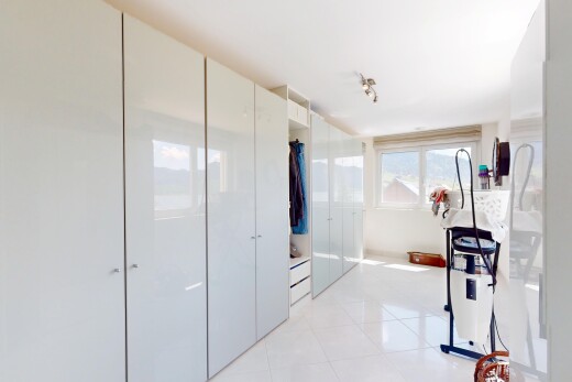 zimmer / schlafzimmer mit natürliches licht, gipskartonwand, und fliesenboden