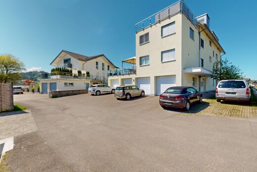 außenansicht mit eingebaute garage und auffahrt