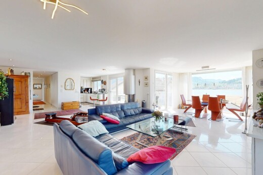 wohn- / esszimmer mit fliesenboden, gipskartonwand, und natürliches licht