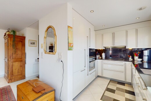 küche mit gipskartonwand, arbeitsplatten, fliesenboden, und weiße schränke