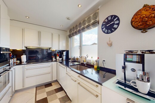 küche mit weiße schränke, waschbecken, ofen, herd, und natürliches licht