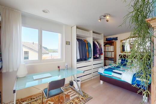 innenraum mit holzfußboden, natürliches licht, gipskartonwand, und kleiderschrank