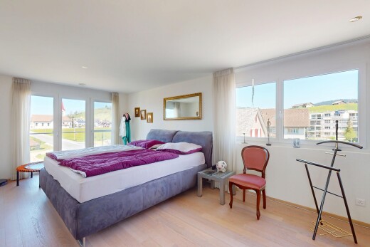 zimmer / schlafzimmer mit holzfußboden, gipskartonwand, und natürliches licht