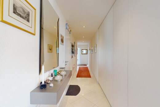 halle / korridor mit fliesenboden, gipskartonwand, und natürliches licht