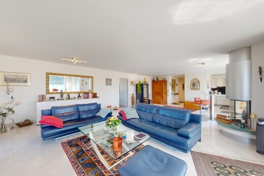 wohnzimmer mit gipskartonwand und fliesenboden