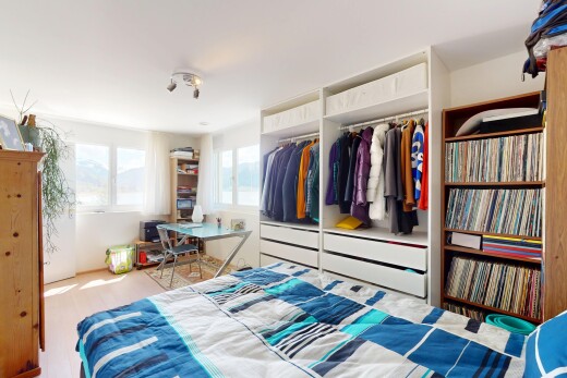 zimmer / schlafzimmer mit gipskartonwand und natürliches licht