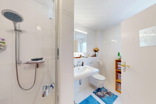 bad mit komplettes badezimmer, spiegel, dusche, und fliesenboden