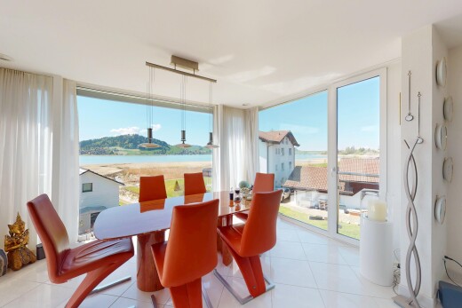 esszimmer mit fliesenboden, bodendeckenfenster, seesicht, und natürliches licht