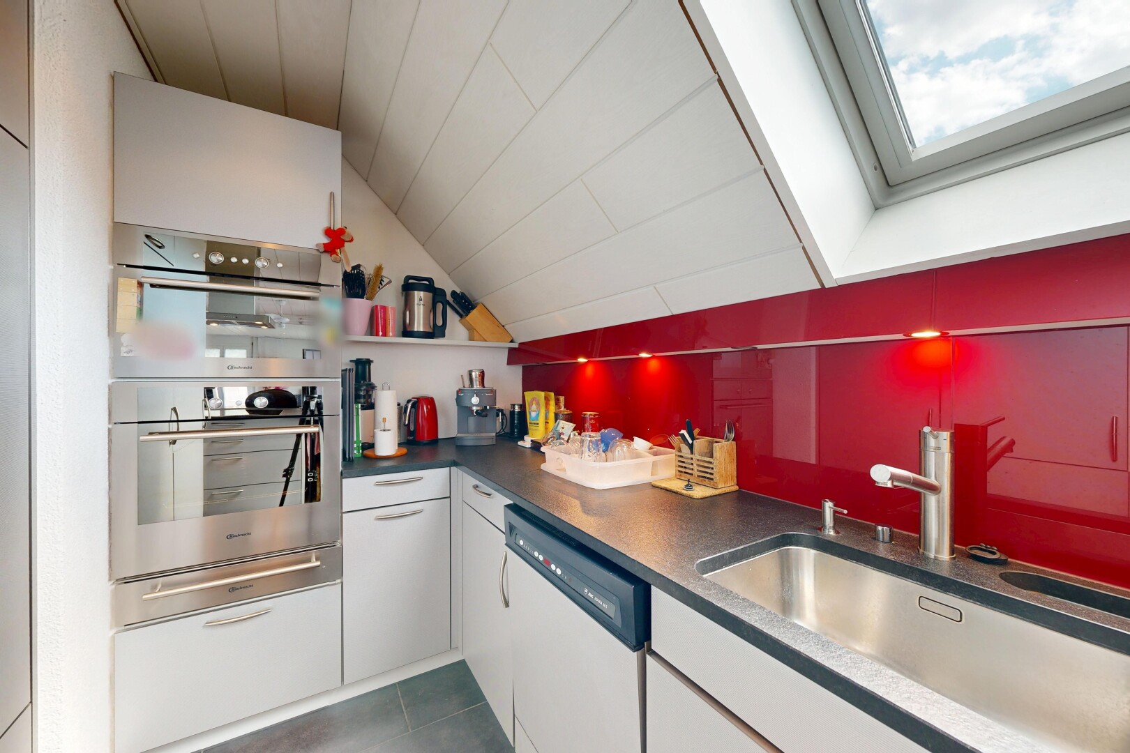 küche mit waschbecken, white cabinets, weiße schränke, dark countertops, und arbeitsplatten