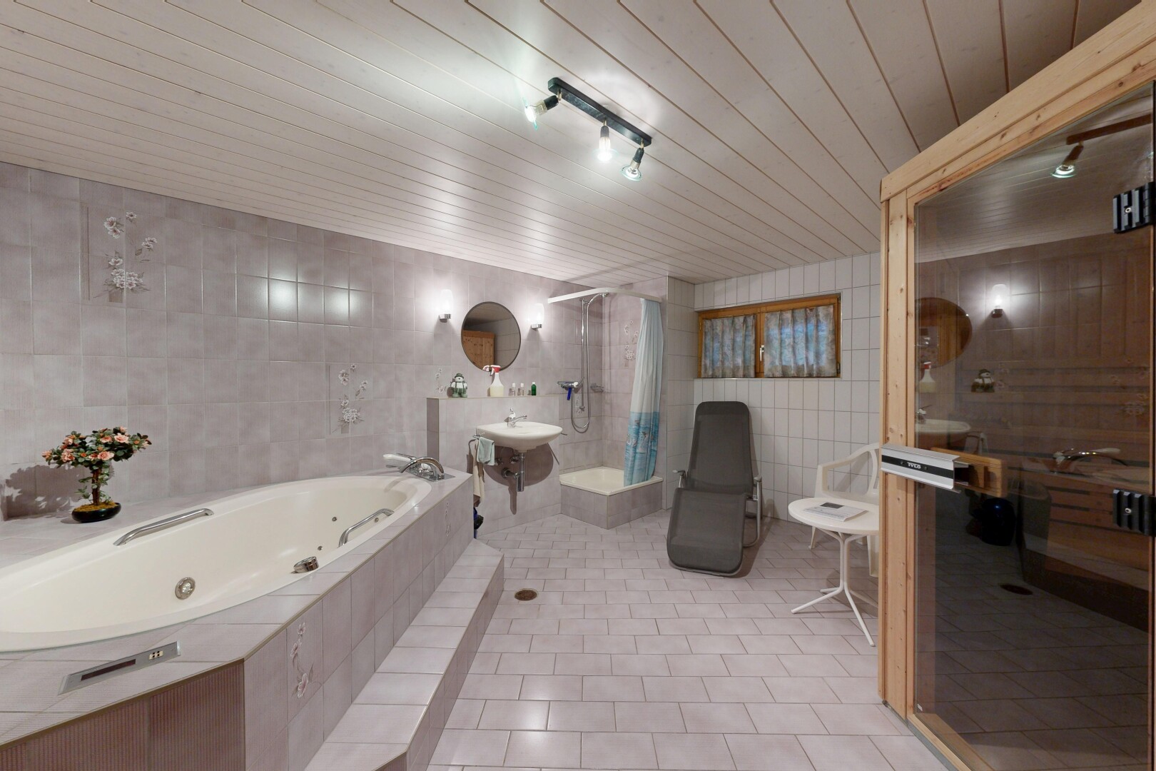 bad mit fliesenwand, tile wall, deckenbeleuchtung, dusche, und bad