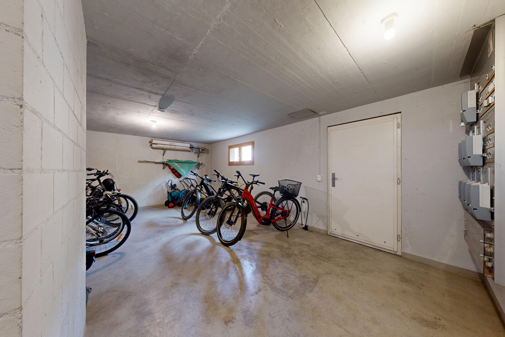 parken mit natürliches licht, inside property, und fahrradgarage