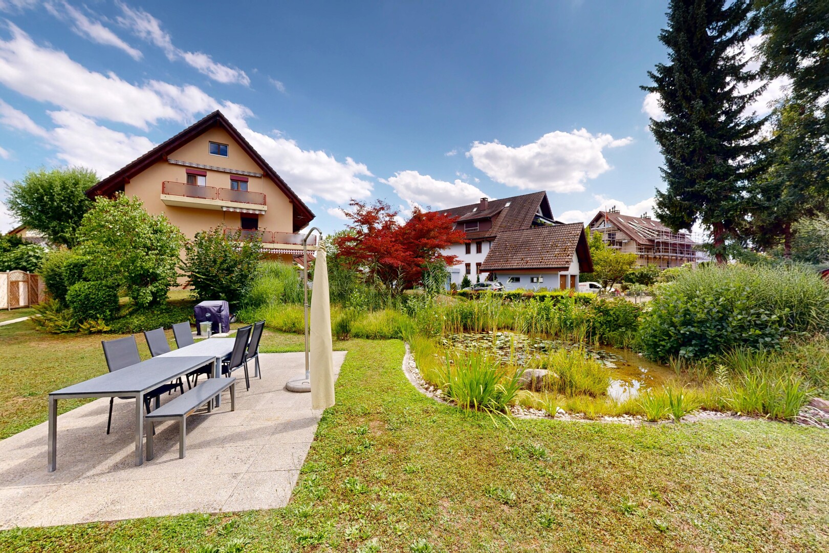 garten mit rasen, day time, und terrasse