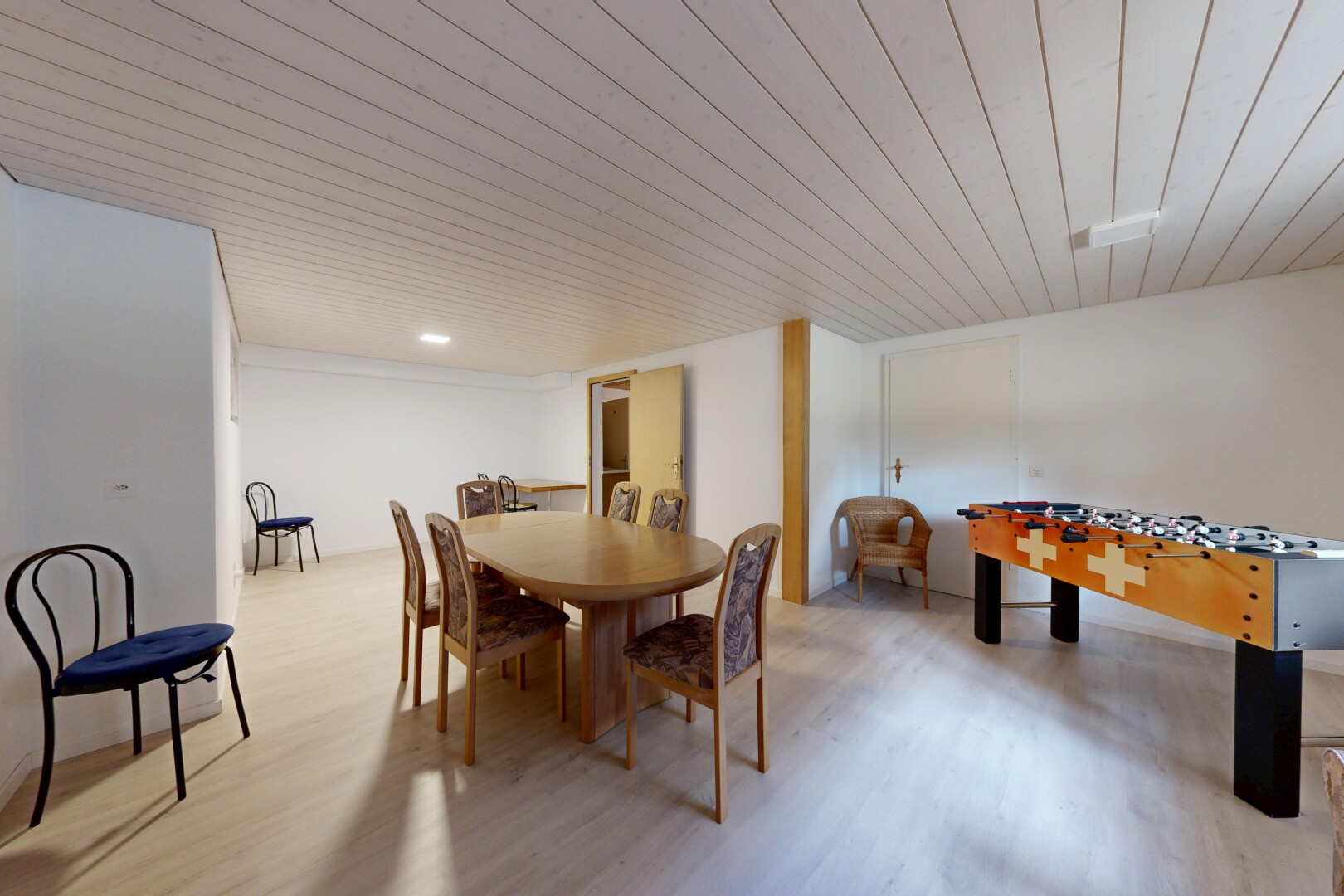 esszimmer mit holzfußboden, wood finish floor, gipskartonwand, drywall, und holzdecke