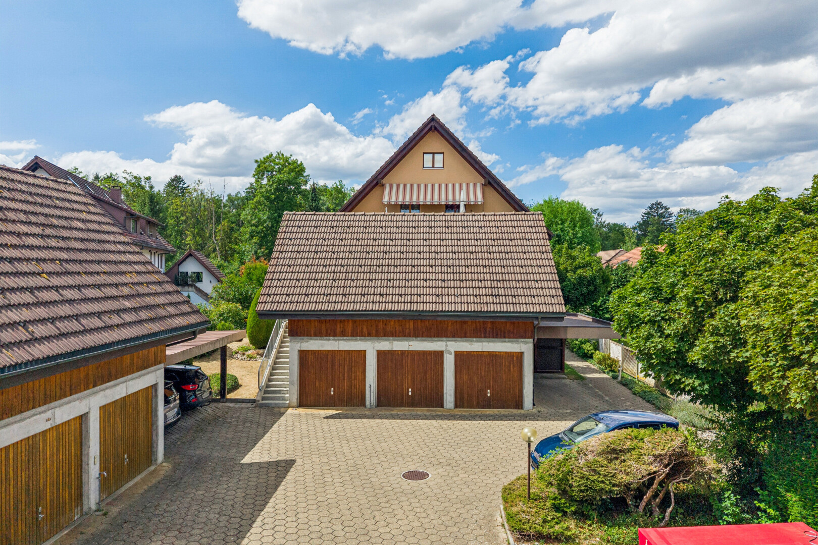 außenansicht mit ziegeldach, property visible, drone view, day time, und auffahrt