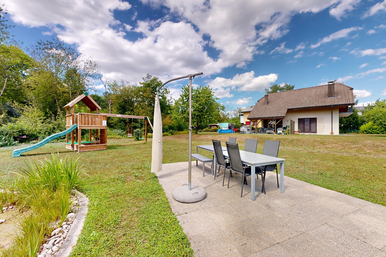 terrasse mit rasen, spielplatz, terrasse, und day time
