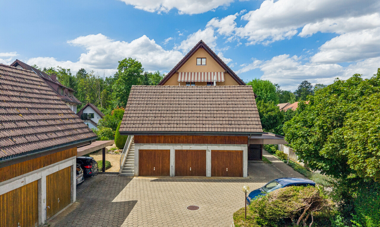 außenansicht mit ziegeldach, property visible, drone view, day time, und auffahrt