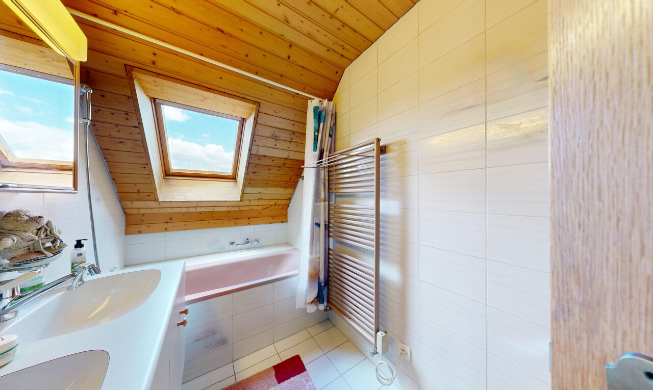 bad mit holzdecke, wood ceiling, dachschräge, vaulted ceiling, und komplettes badezimmer