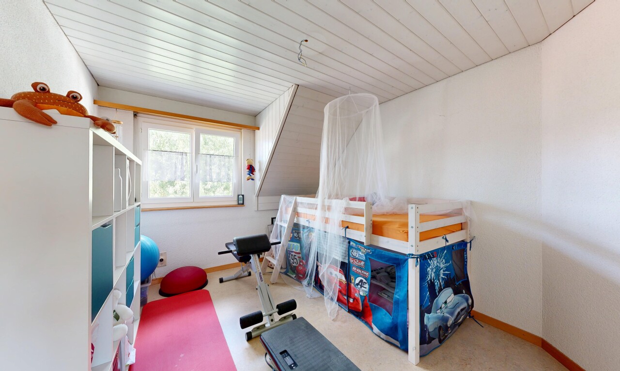 zimmer / schlafzimmer mit gipskartonwand, drywall, holzdecke, wood ceiling, und inside property