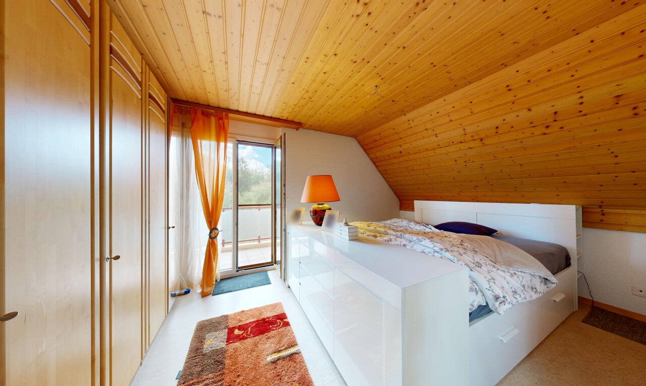 zimmer / schlafzimmer mit holzdecke, wood ceiling, außenzugang, inside property, und dachschräge