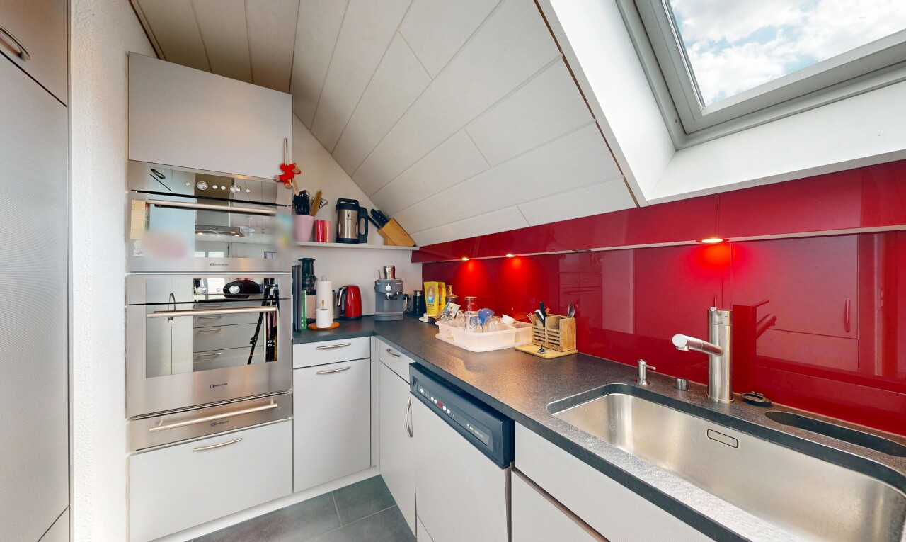 küche mit waschbecken, white cabinets, weiße schränke, dark countertops, und arbeitsplatten
