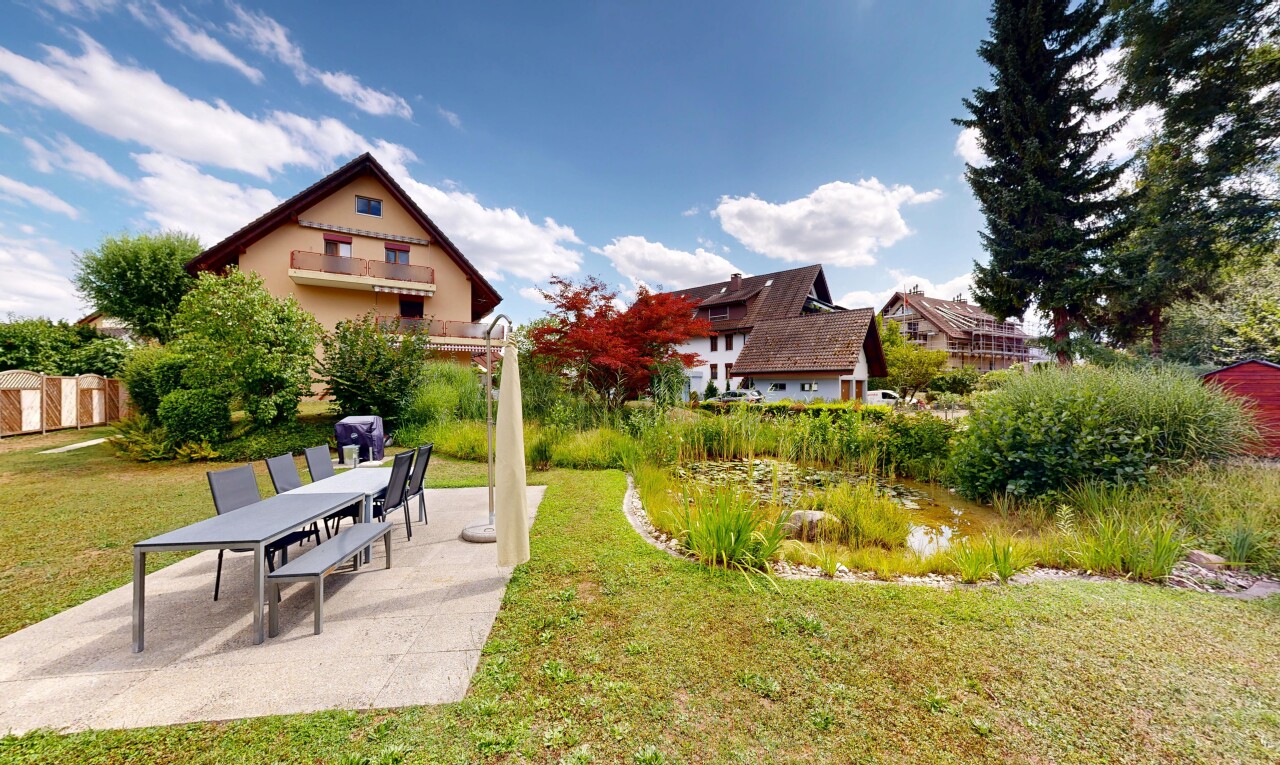 garten mit rasen, day time, und terrasse