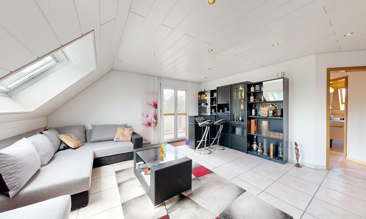 wohnzimmer mit einbauleuchten, dachfenster, gipskartonwand, drywall, und inside property