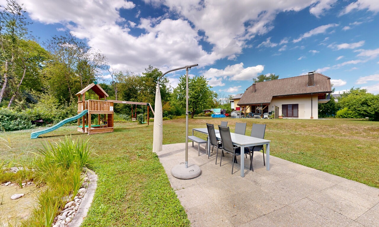 terrasse mit rasen, spielplatz, terrasse, und day time