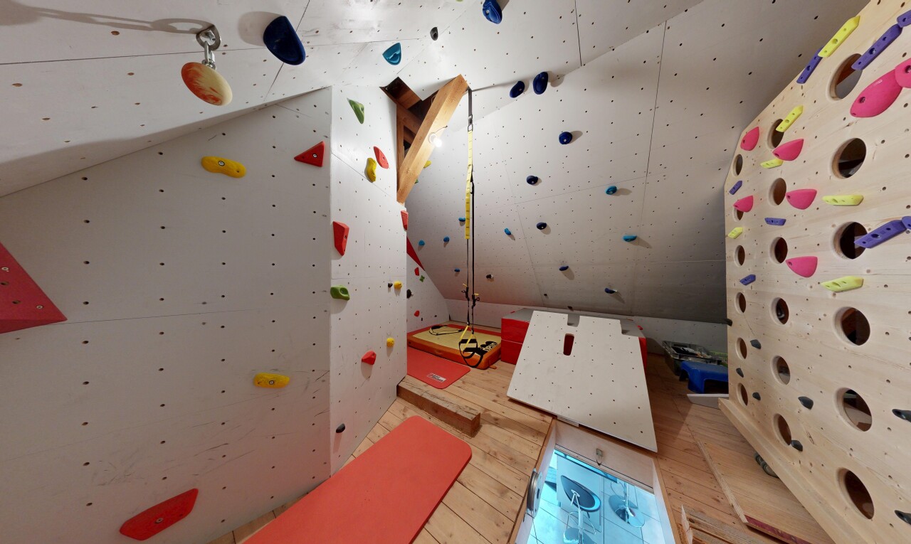 bad mit wood finish floor und holzfußboden