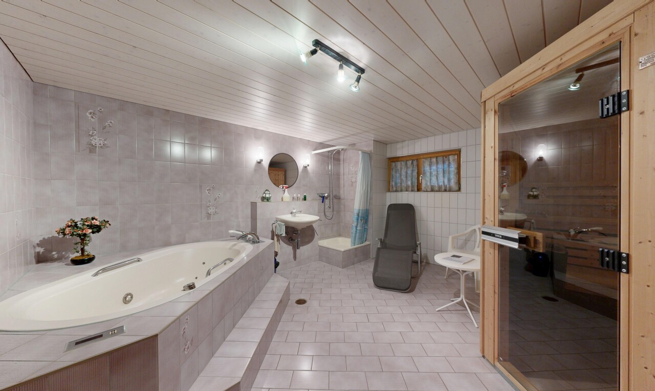 bad mit fliesenwand, tile wall, deckenbeleuchtung, dusche, und bad