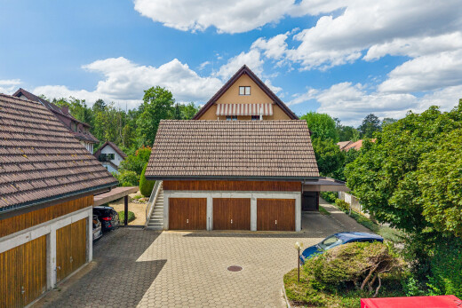 außenansicht mit ziegeldach, property visible, drone view, day time, und auffahrt