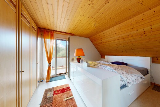 zimmer / schlafzimmer mit holzdecke, wood ceiling, außenzugang, inside property, und dachschräge