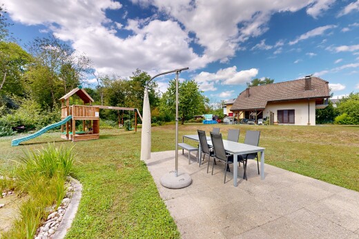 terrasse mit rasen, spielplatz, terrasse, und day time