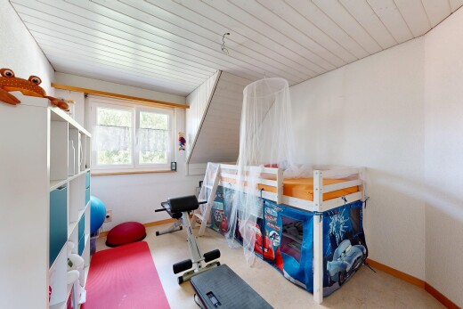 zimmer / schlafzimmer mit gipskartonwand, drywall, holzdecke, wood ceiling, und inside property