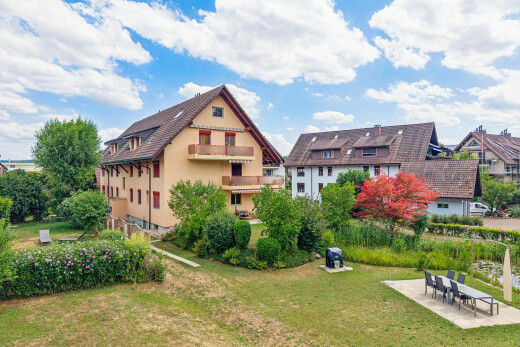 außenansicht mit rasen, day time, balkon, und stuckverkleidung