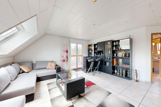 wohnzimmer mit einbauleuchten, dachfenster, gipskartonwand, drywall, und inside property