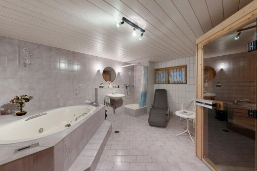 bad mit fliesenwand, tile wall, deckenbeleuchtung, dusche, und bad