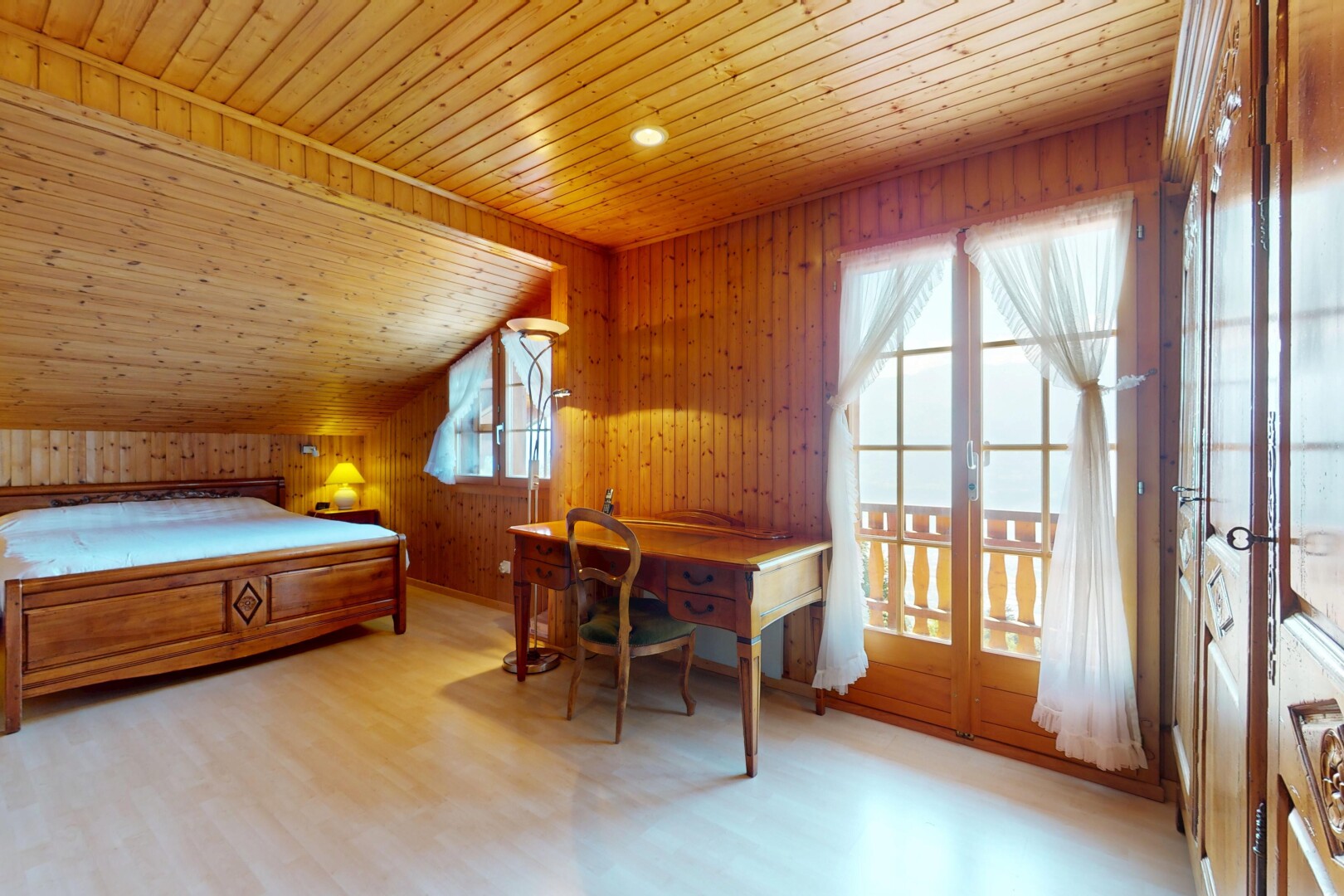 zimmer / schlafzimmer mit holzdecke, wood ceiling, inside property, natürliches licht, und natural light