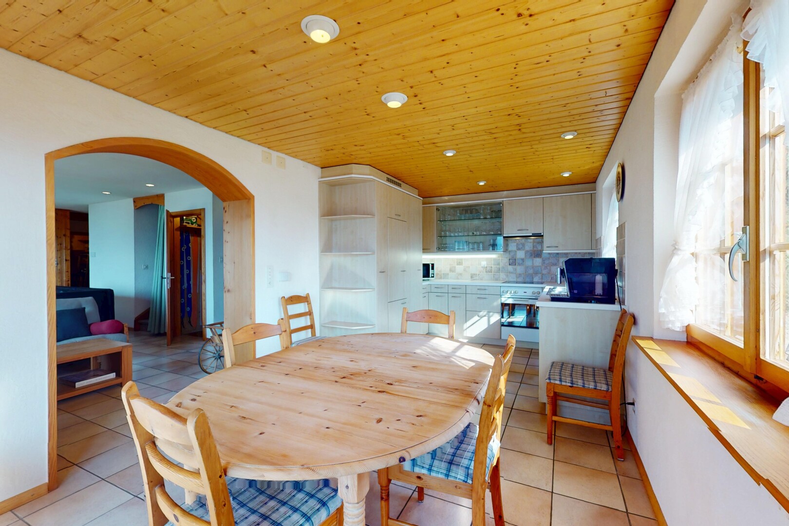 esszimmer mit küchenrückwand beim Herd, gewölbte gehwege, holzdecke, wood ceiling, und einbauleuchten