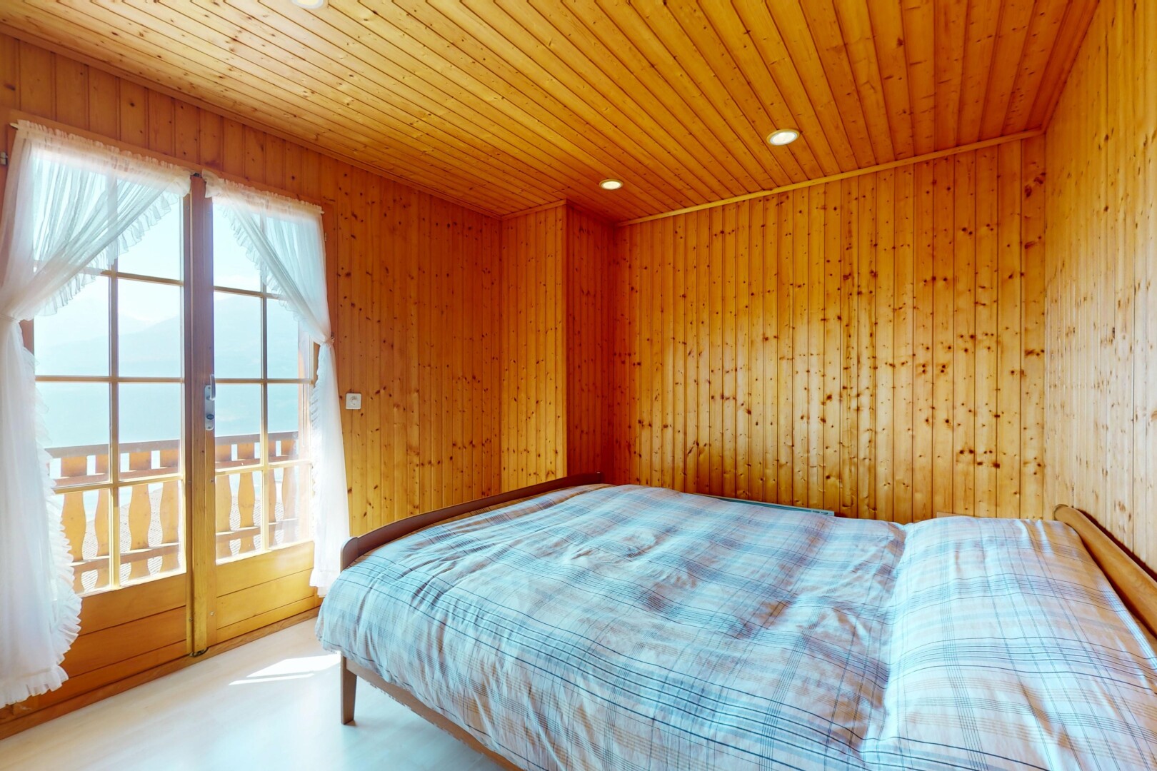 zimmer / schlafzimmer mit holzdecke, wood ceiling, inside property, natürliches licht, und natural light