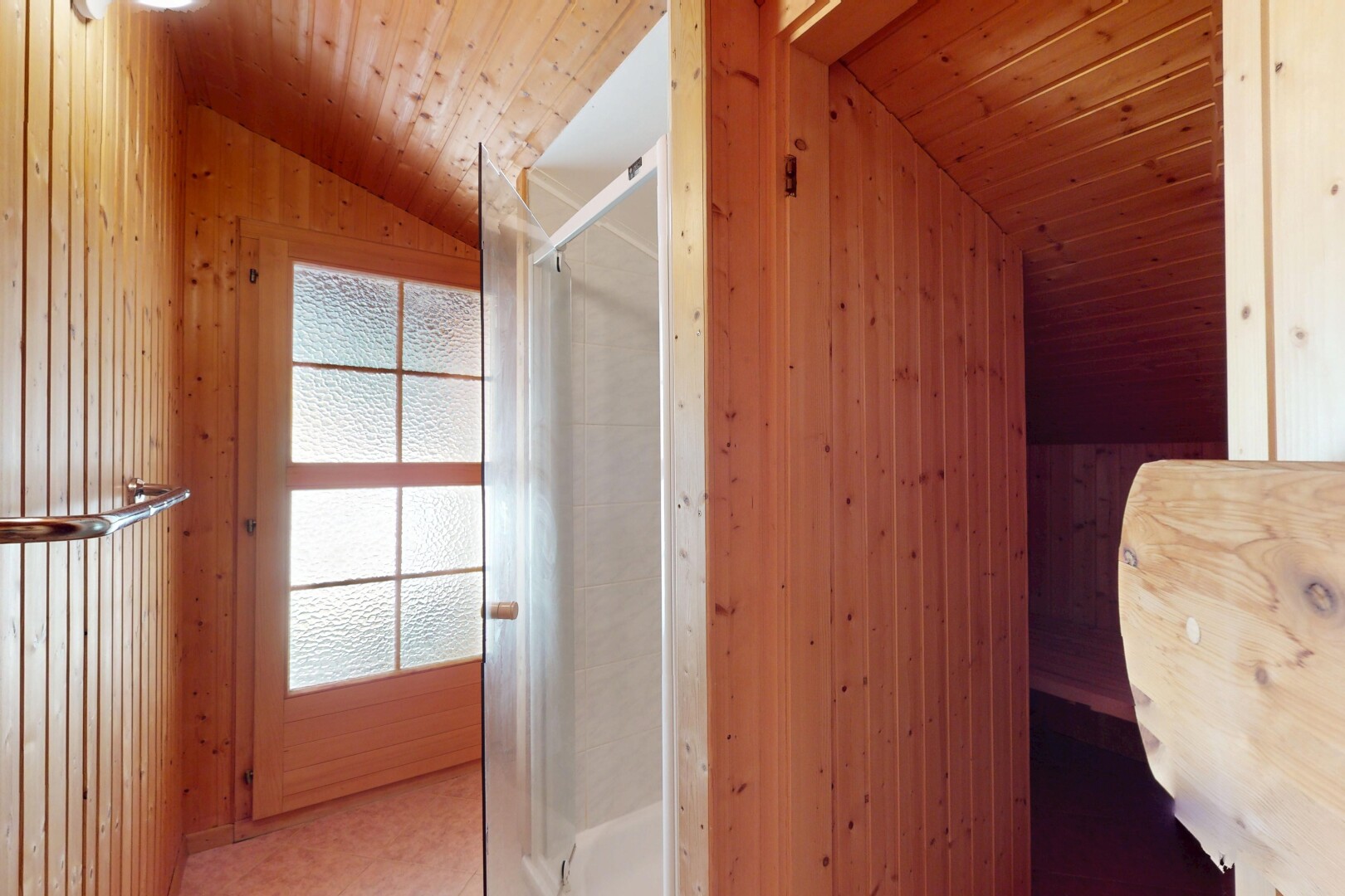 bad mit vaulted ceiling, dachschräge, inside property, dusche, und natural light