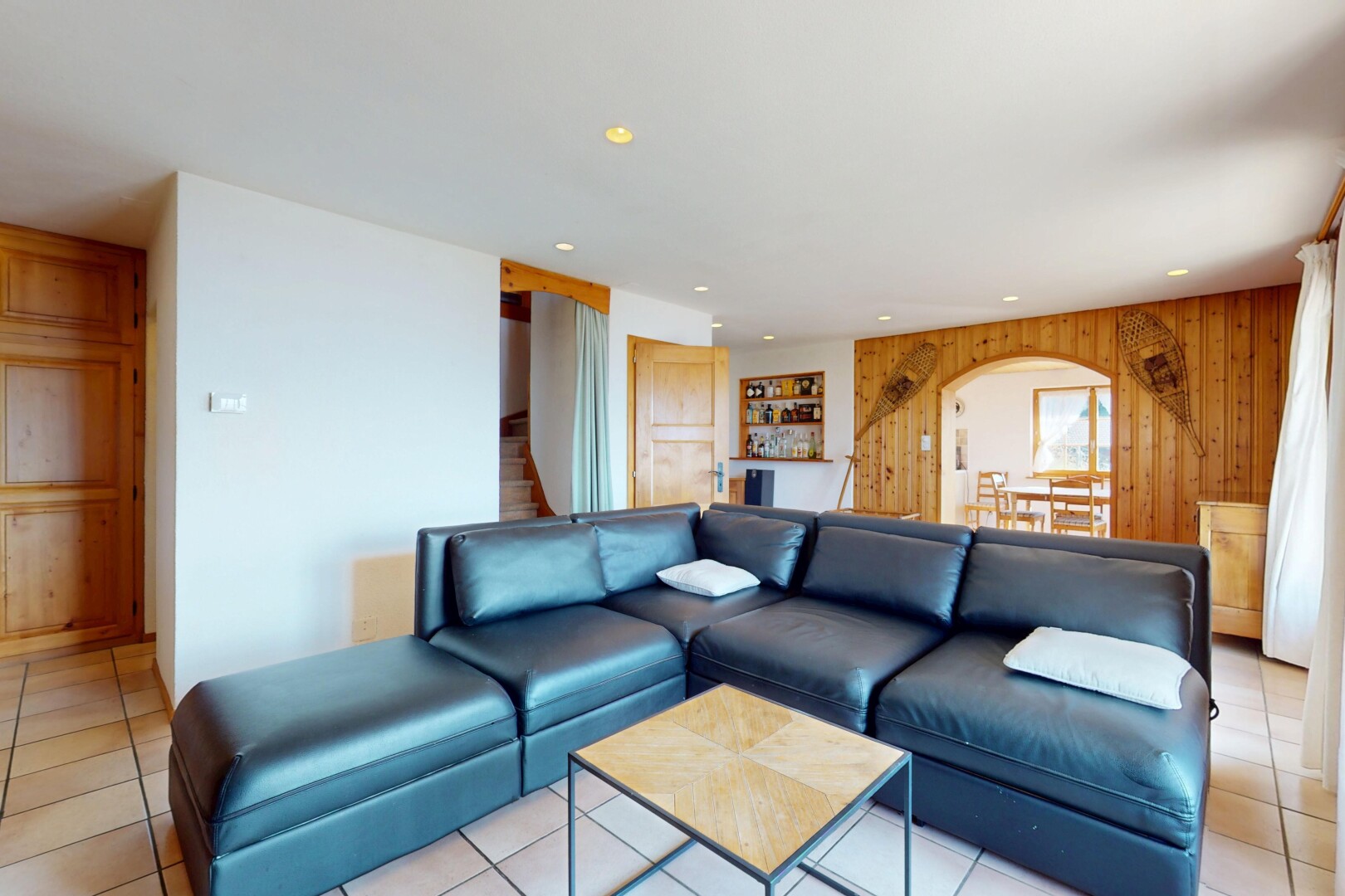 wohnzimmer mit holzwand, wood wall, einbauleuchten, recessed lighting, und inside property